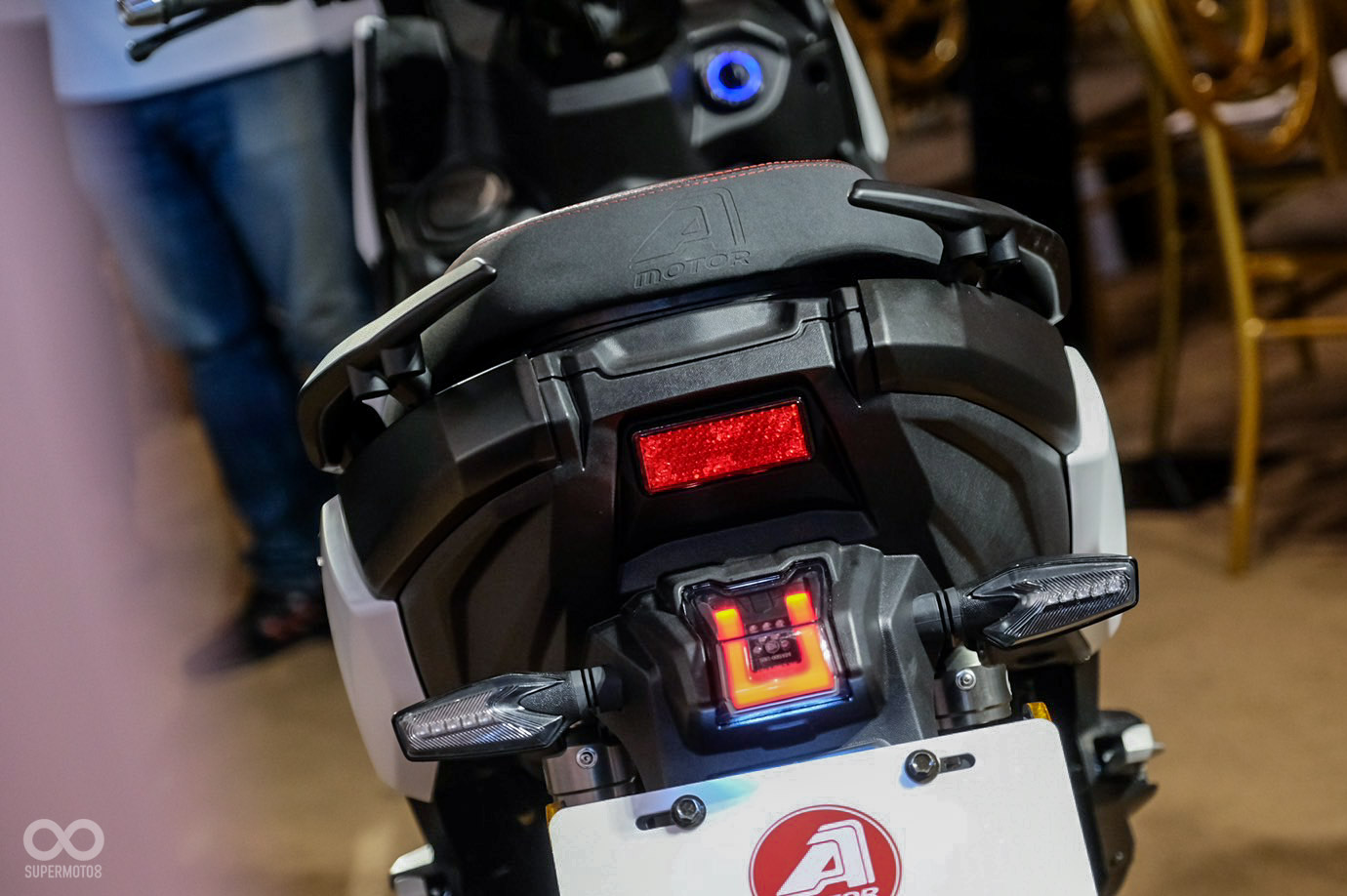 STR尾燈設計相當特別，位於車牌上方的微小U型設計