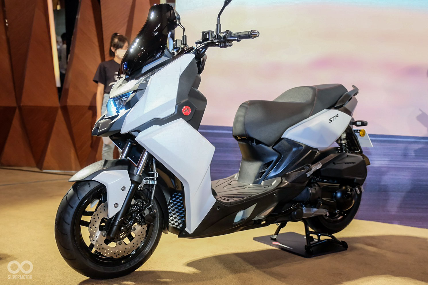 發表時隔不到兩週的兩大黃牌級距速克達誰能在數據規格勝出呢？