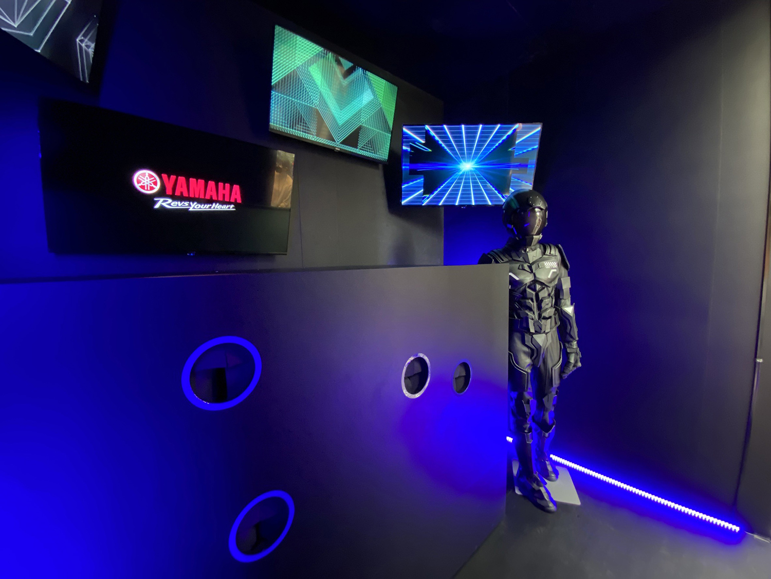 宇宙魔方裡面擺著新車,完成任務的粉絲可以進入動手“摸新車”