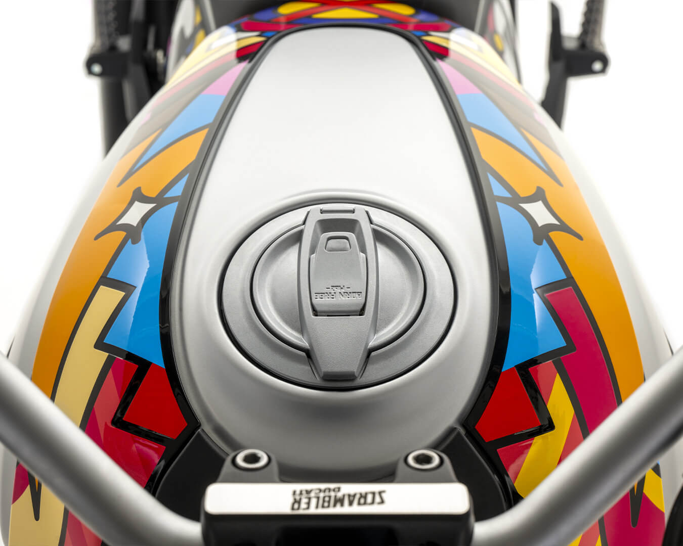 車身使用類似馬賽克玻璃的亮色系彩繪塗裝設計