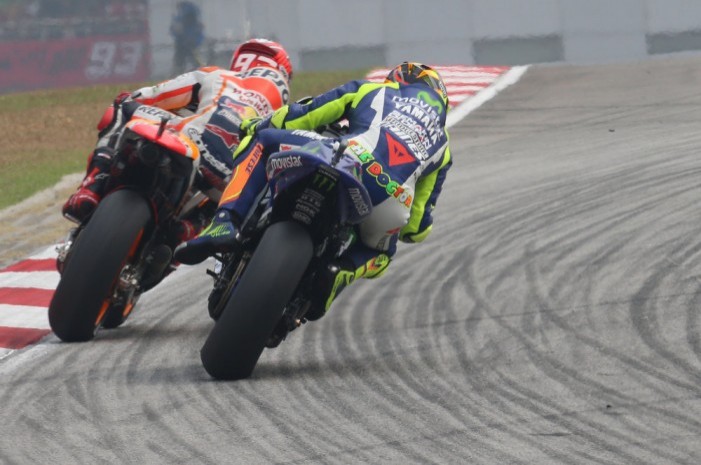 2015年的雪邦之戰,Marquez與Rossi也因擦撞導致事故