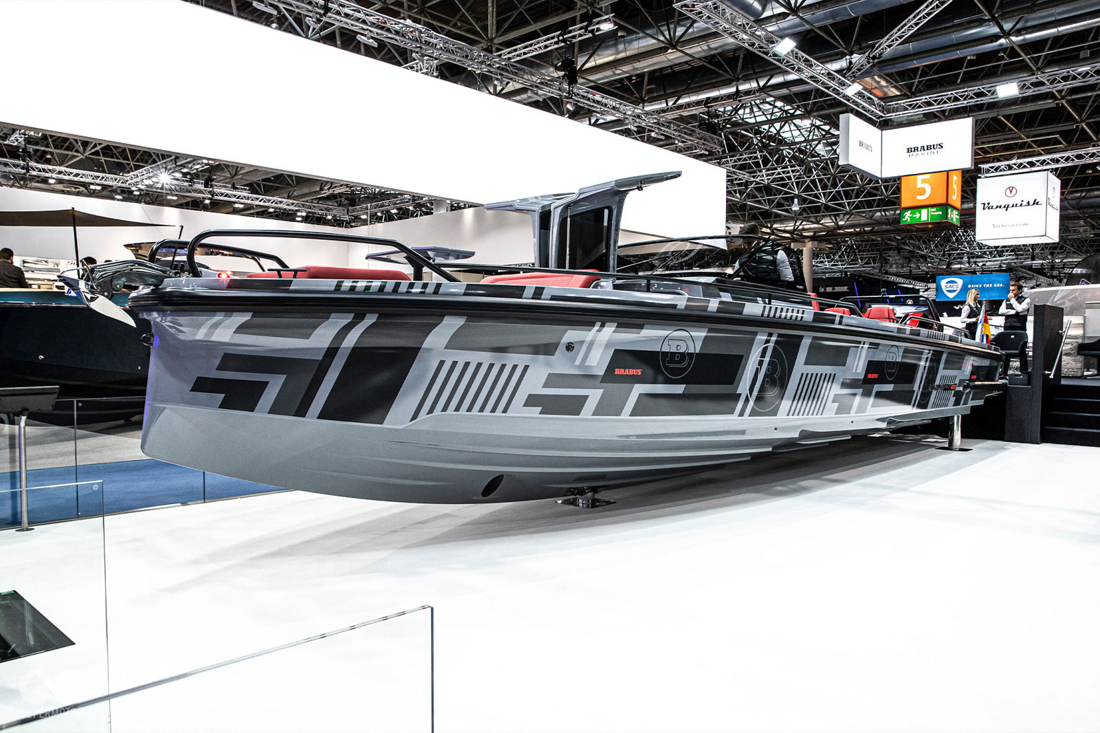 船艙門採用鷗翼式設計