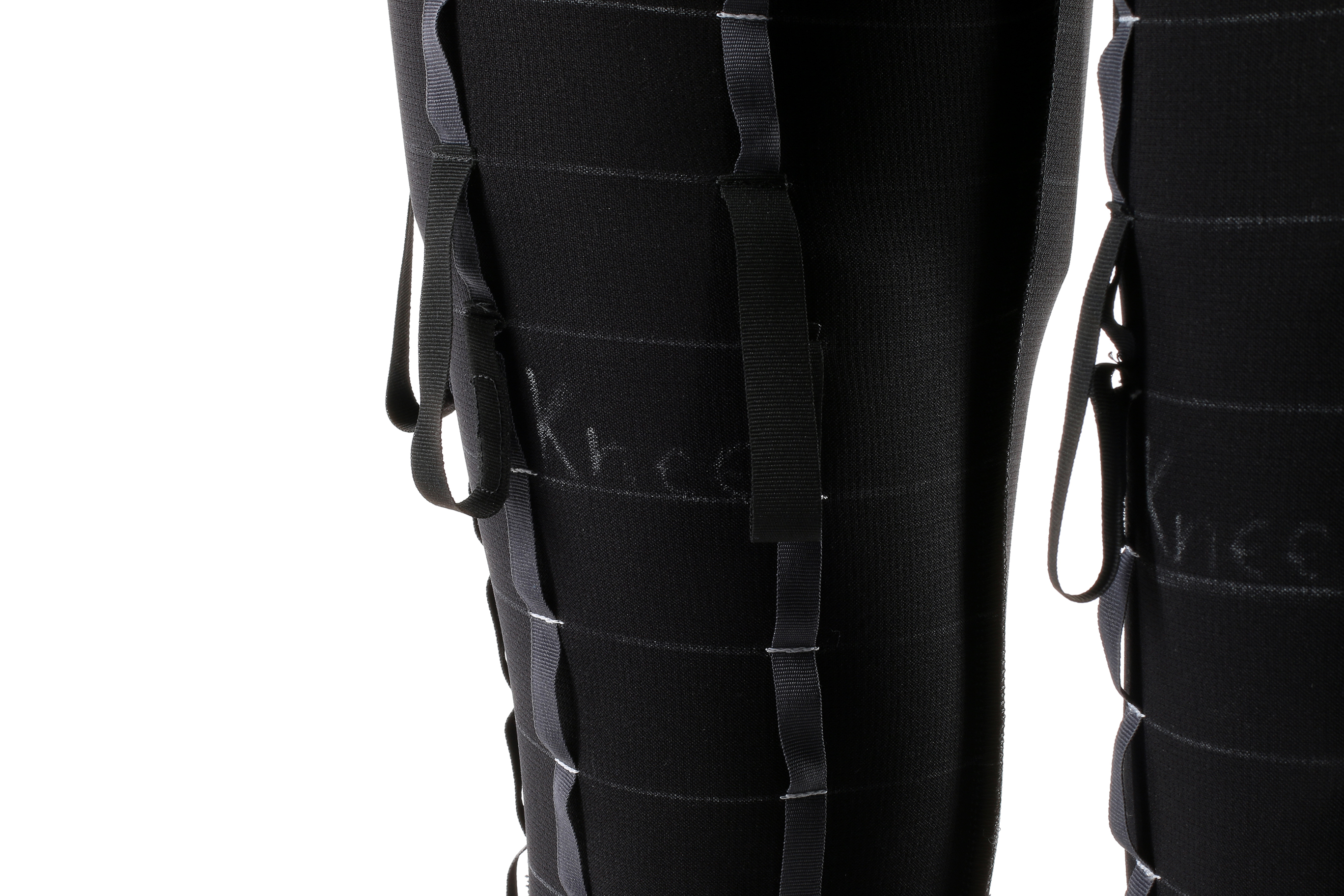 利用大量的綁帶進行加壓,避免因失重拉伸造成傷害