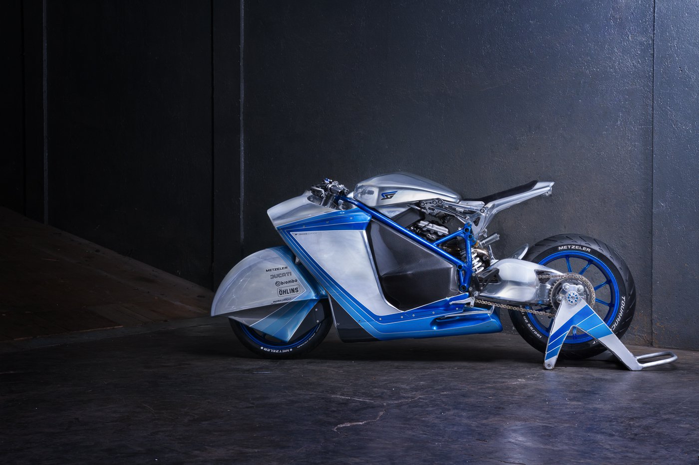 在車身側面會看到一組漂亮的寶藍色鋼管車架,車架既簡單又保有美感,與Ducati拿手的編織車架不同