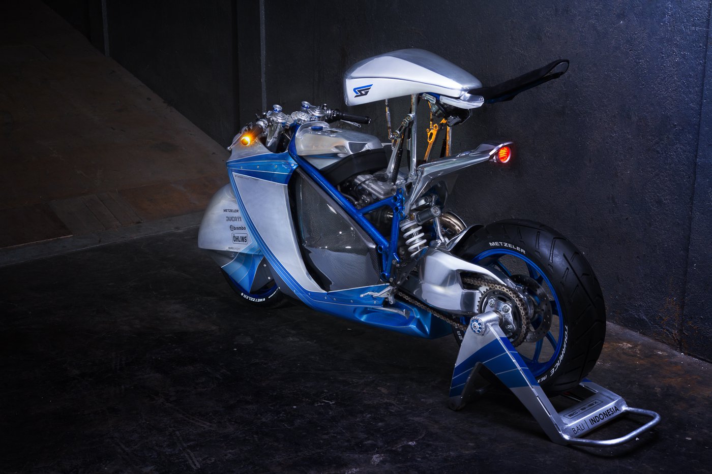 升起油箱後就能看見L型雙缸引擎的第二汽缸頭,這樣的設計純粹是為了展現機械線條的美感