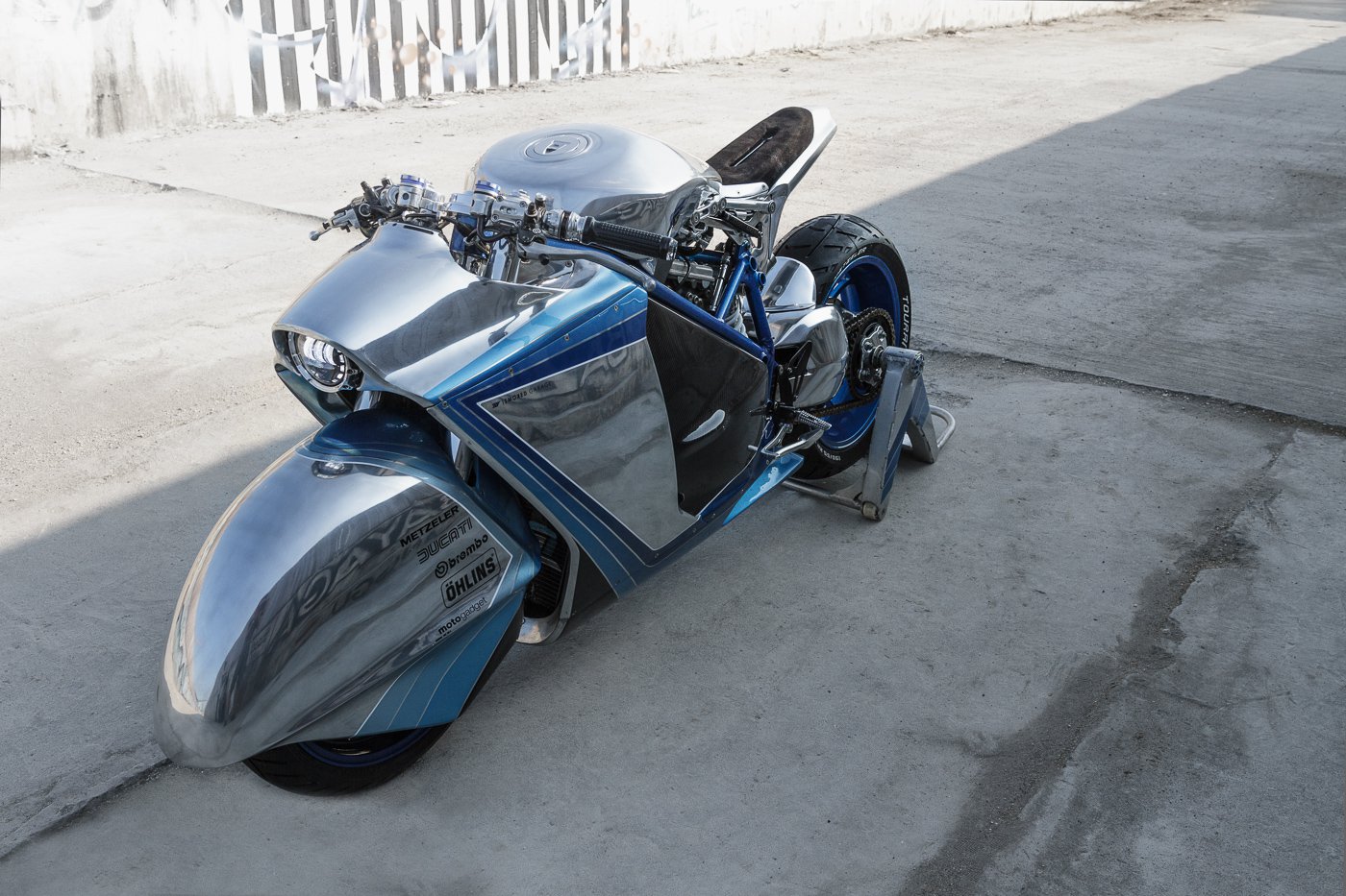 Nicko Eigert是一個浪漫的藝術家,他的極簡風格與超現實主義,使得作品能夠跳脫凡塵的框架,因此創造出這輛兼具科幻與古樸的Ducati SG-848