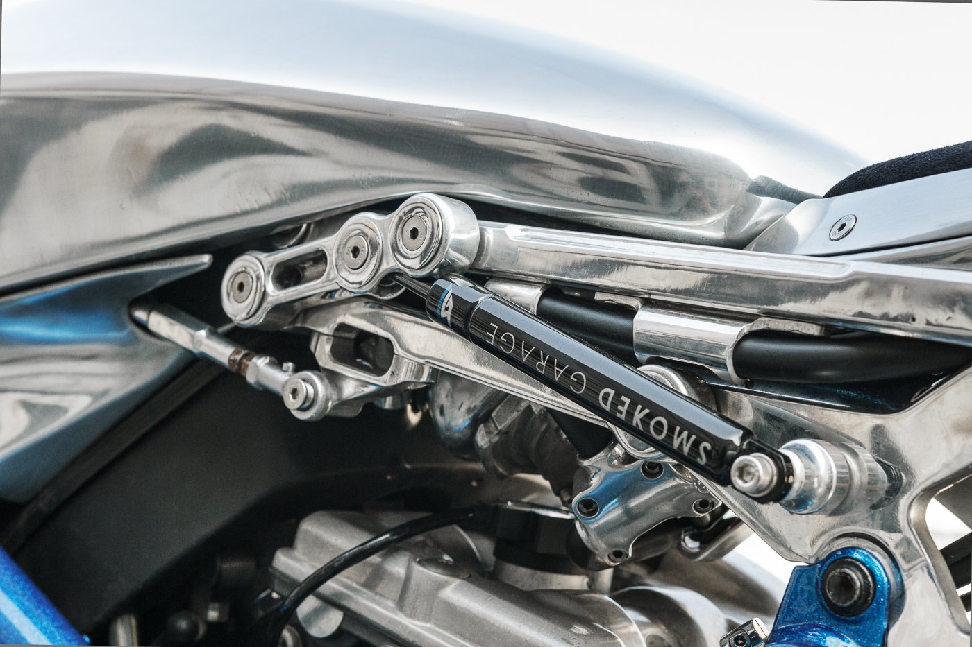 油箱與副車架也是由鋁合金打造而成,而且幾乎採全手工方式製作