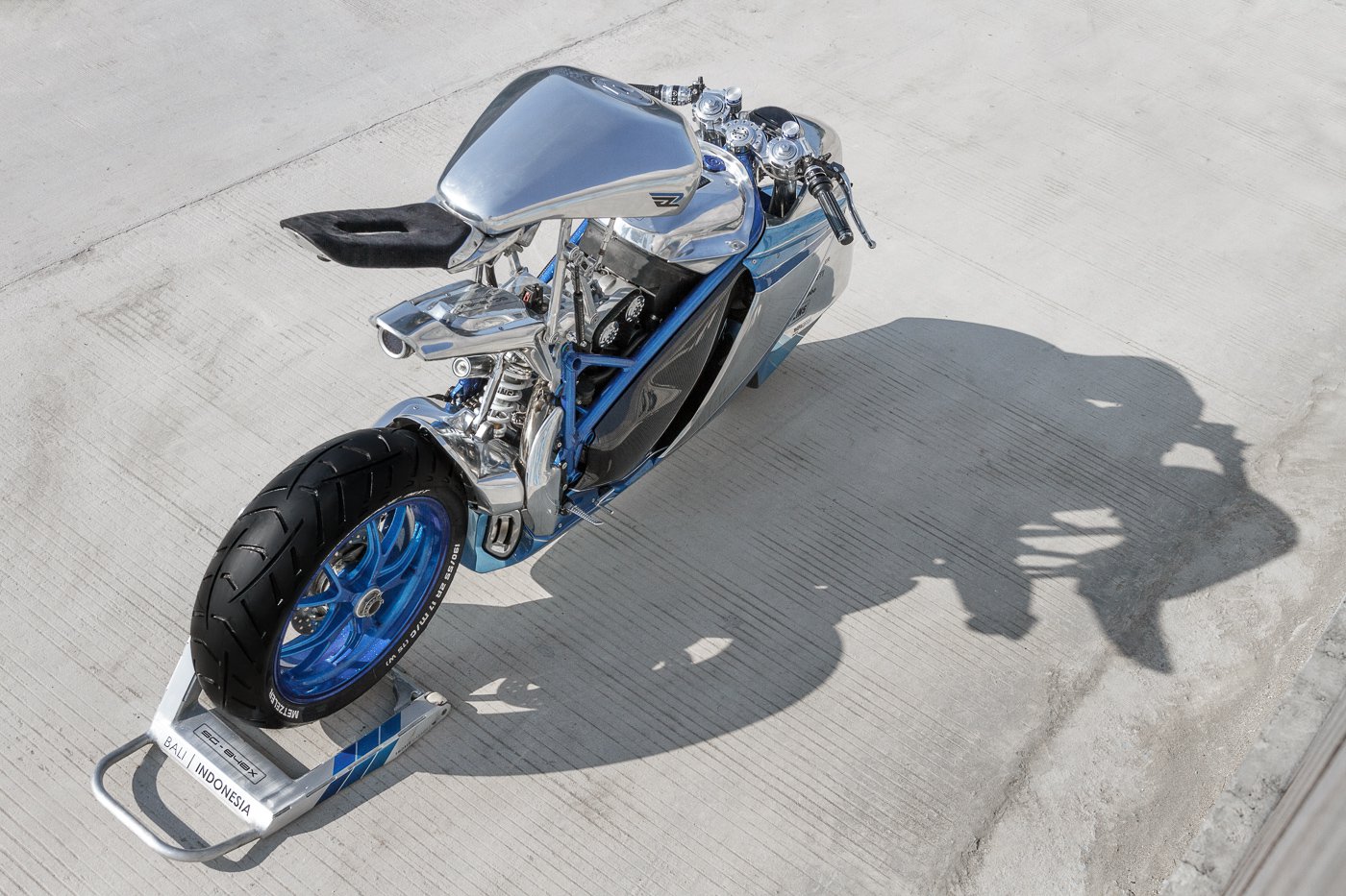 由於車身被全金屬外殼覆蓋,因此在外型上與「阿奇拉」有異曲同工之妙