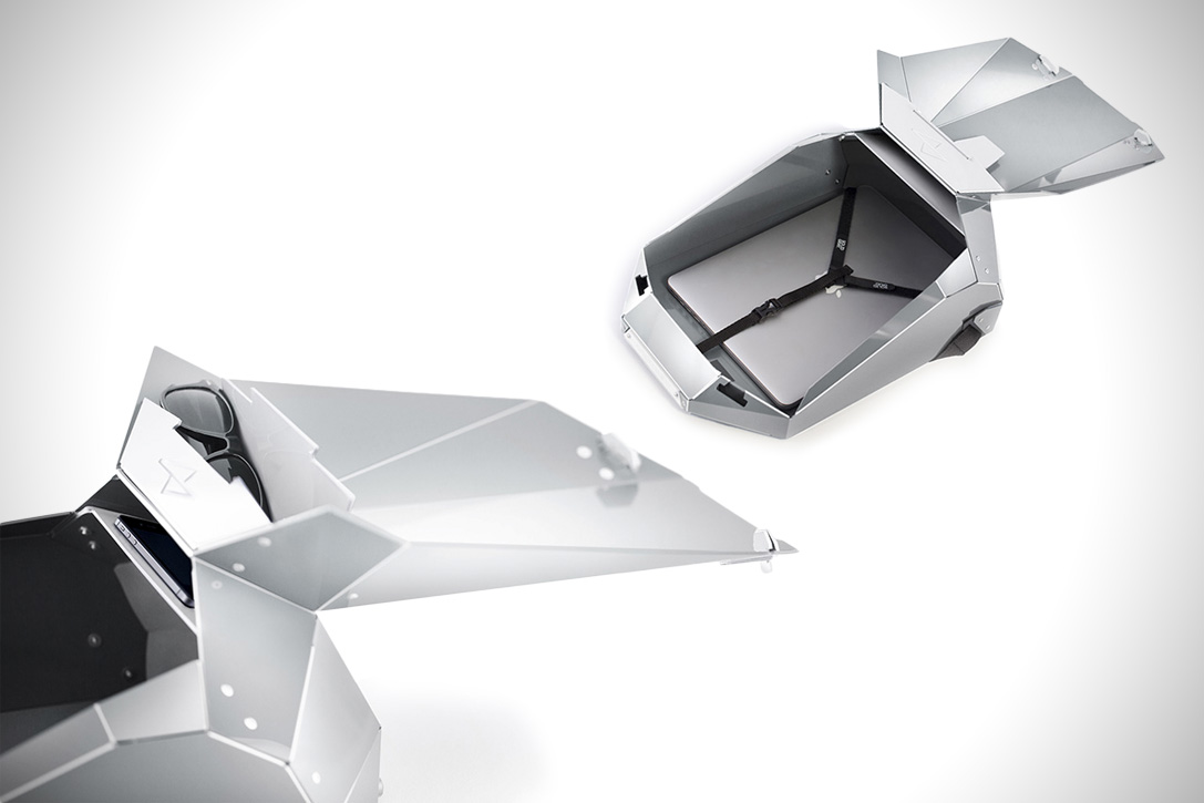 上蓋的內部有一個獨立的小隔間,能夠放置手機或行動電源這類小型重要物品