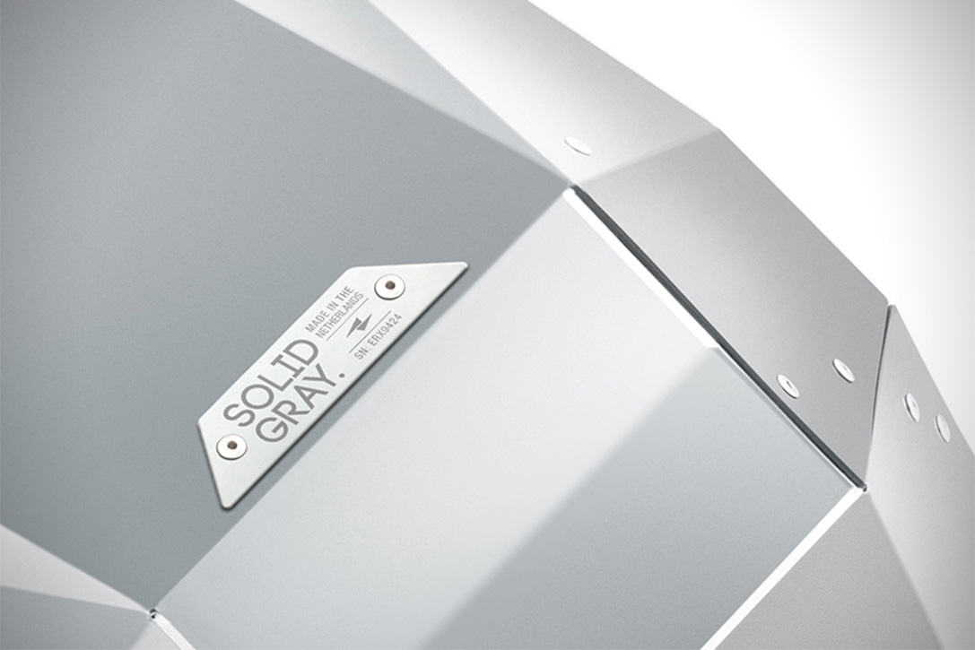 結合方式採用航太級鋁製鉚釘組合,能給予背包內的物品最強大的防護