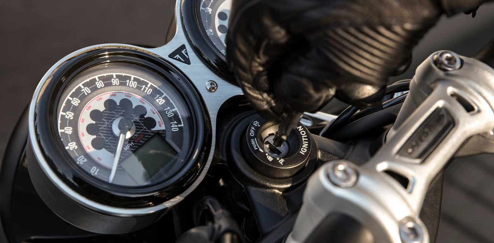 經典的復古雙圓錶以及端子鏡,在狂野的運動風格中帶有一絲細膩精緻