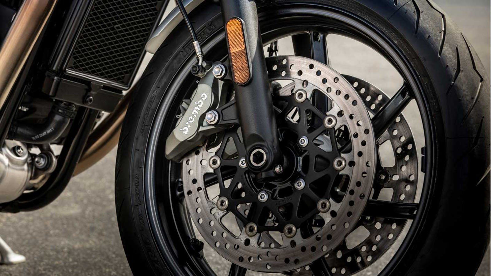 BREMBO四向活塞固定卡鉗搭配洗鍊的七爪輪框以及倍耐力跑胎,可說是誠意十足