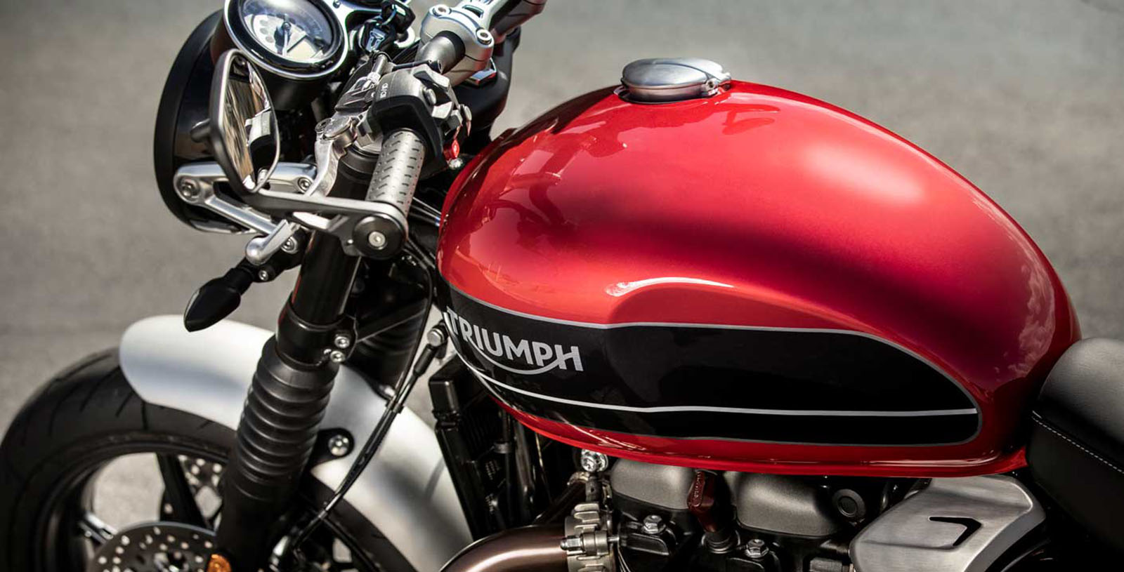 油箱主打配色是較為偏暗的糖果紅與黑色的色塊做搭配,配色鮮明而大膽