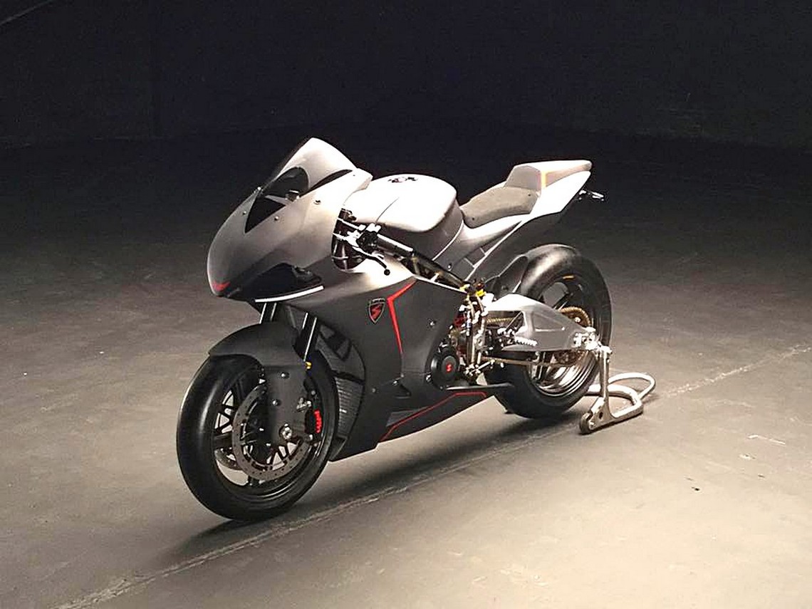 擁有180hp馬力與總重140公斤的頂級版GP Sport R採用750c.c三汽缸引擎