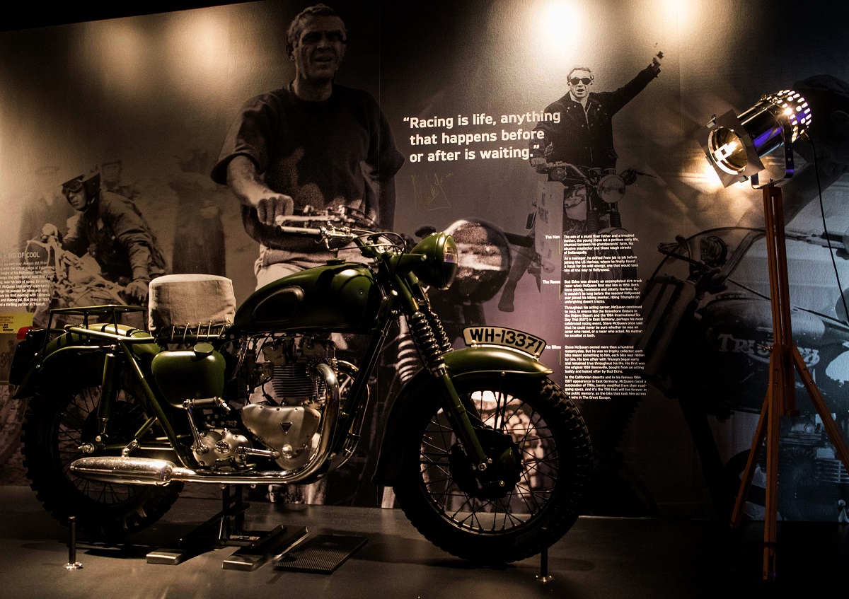 1963年由Steve McQueen主演的電影The Great Escape中騎乘的650cc TR6R