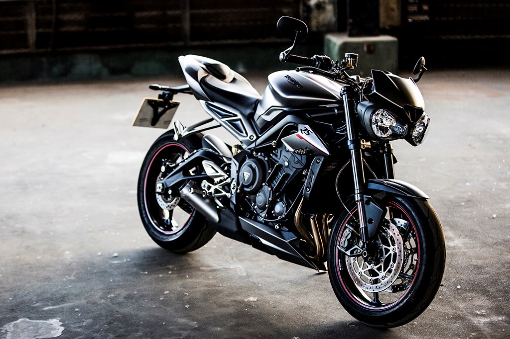 透過電腦調教RS版的動力輸出更具跑格,配備也向當今的中量級仿賽看齊