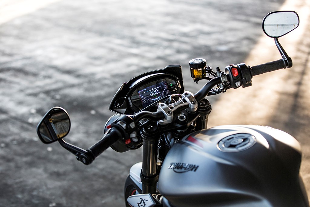 照後鏡與Speed Triple相同採用牛角鏡設計