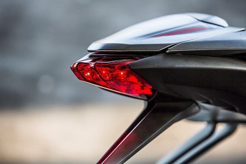 座椅部分則配有單座蓋展現跑車風格