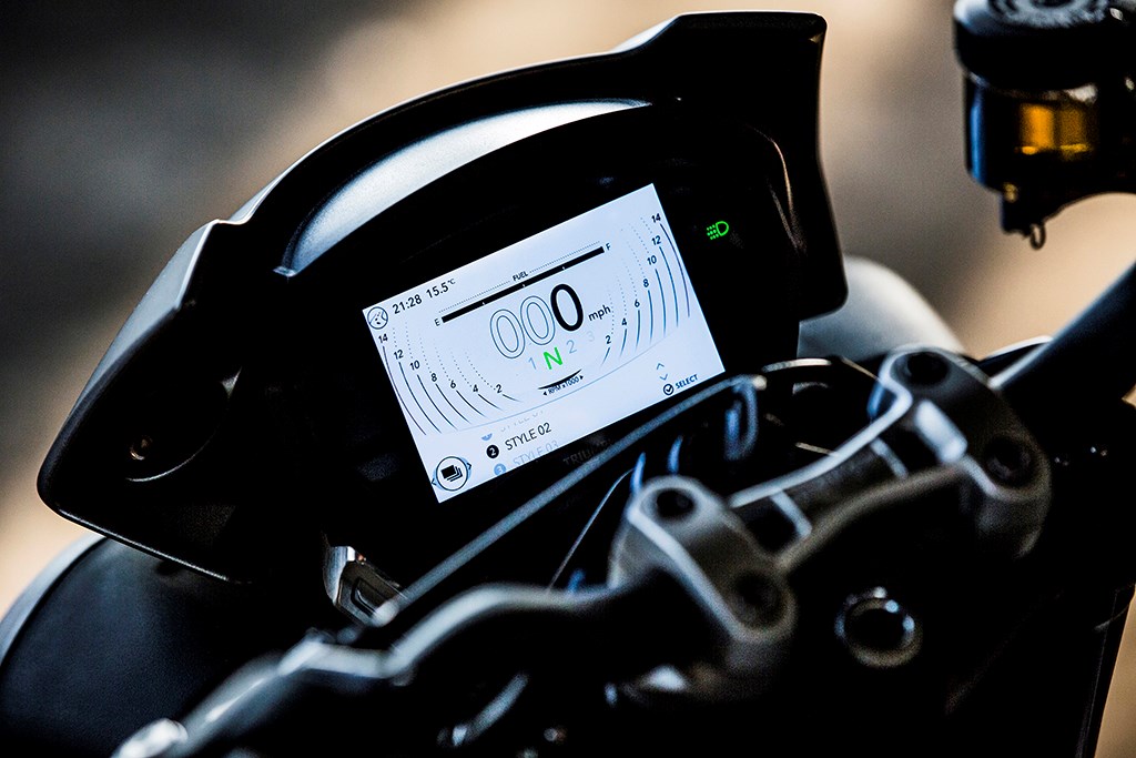 這次是車系中首次換裝上數位感十足的5吋彩色TFT儀錶板,除了能華麗明確的顯示各項資訊外,在模式選擇能更有效率