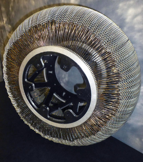 阿波羅15號任務所搭載的月球探測車,採用金屬網材質車輪 photo by.Wikimedia