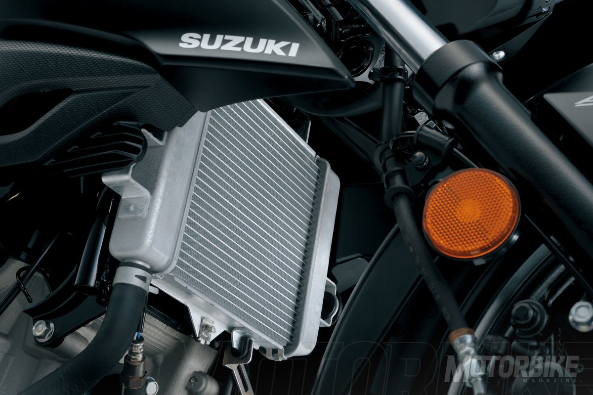 GSX-S125配備一具單汽缸雙凸輪軸124c.c水冷引擎，最大馬力15ps，雙凸輪軸在高速域有更好的尾速表現
