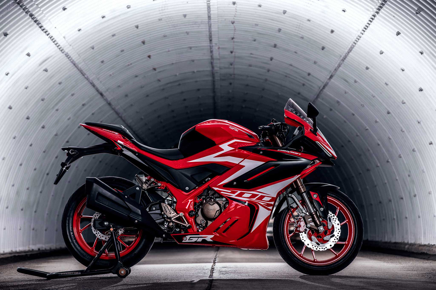 引擎使用198c.c.的水冷單缸引擎,有19HP的最大馬力