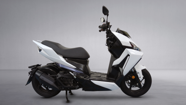 認證資訊出現兩種不同代號,外觀判斷疑似是有搭載KEYLESS/無KEYLESS系統