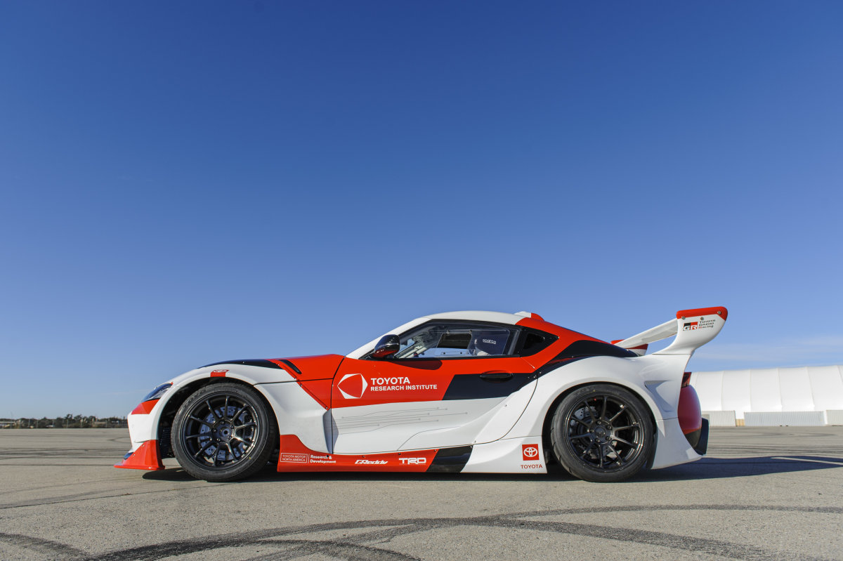 這台TOYOTA Supra的拿手絕活是：自動甩尾