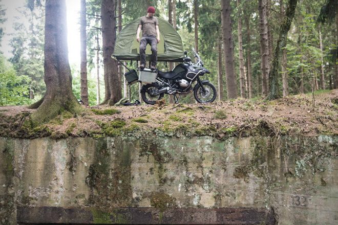 加上外掛支架，就算站在機車上方也能穩如泰山