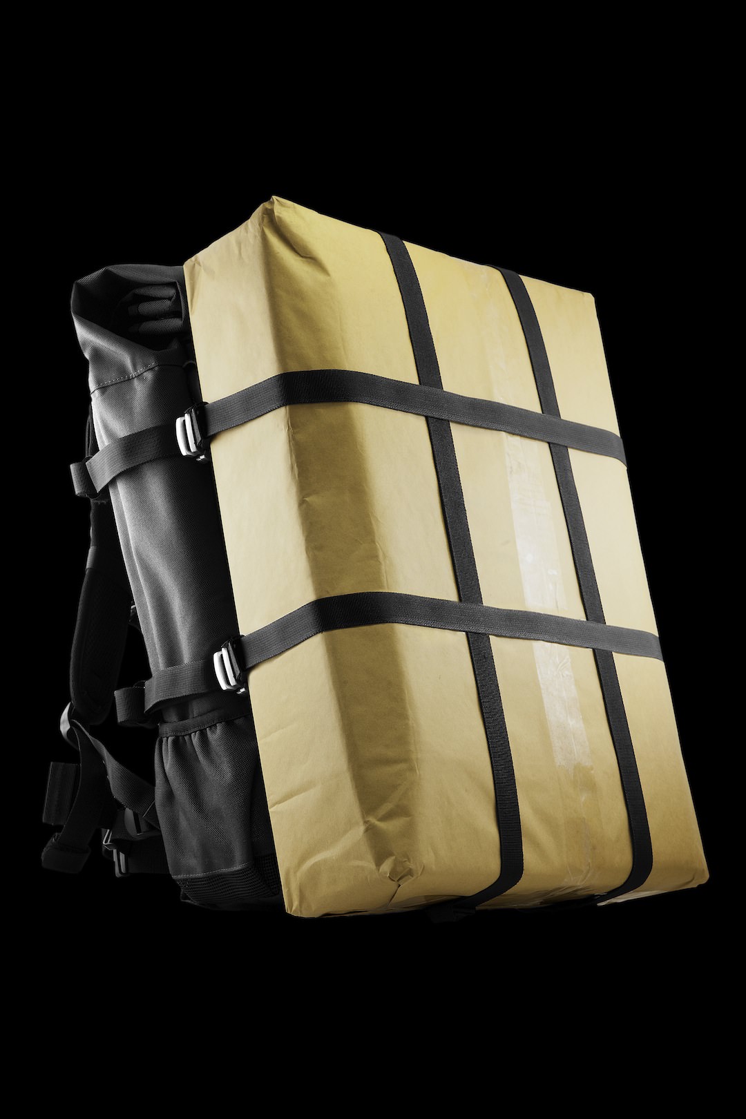 利用尼龍帶可固定大型物品增加運載能力