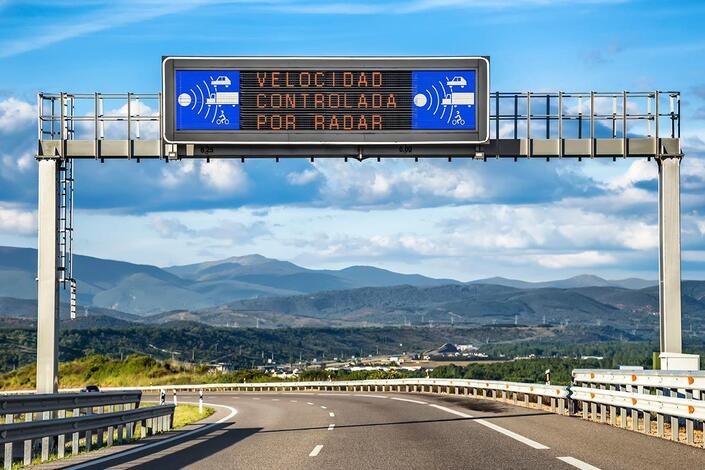 根據外媒消息，輔助雷達偵測不只在測速相機前後，甚至幾百公尺外皆有可能