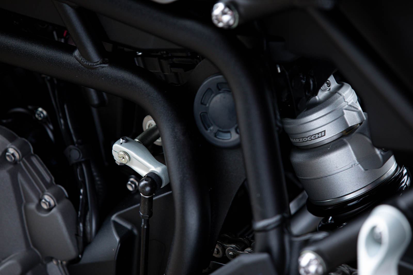 預載可調的中置單槍後避震