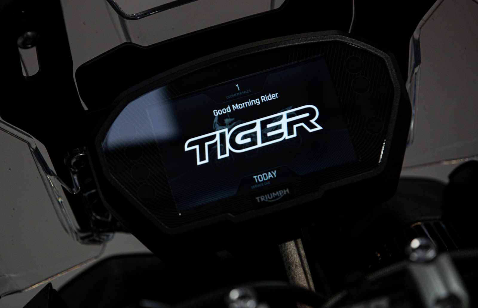 TRIUMPH毫不吝嗇給予TIGER 850 SPORT一顆5吋TFT全彩液晶儀表