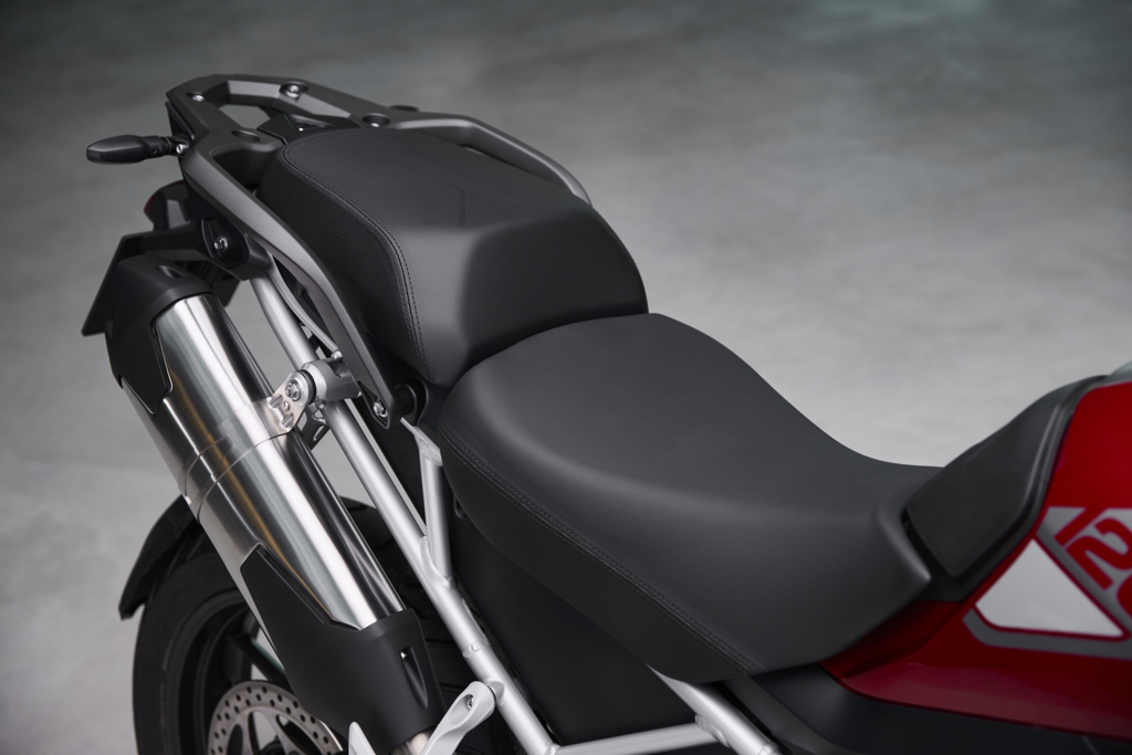 另一大更新在於坐墊舒適性、座高和阻尼加高握把