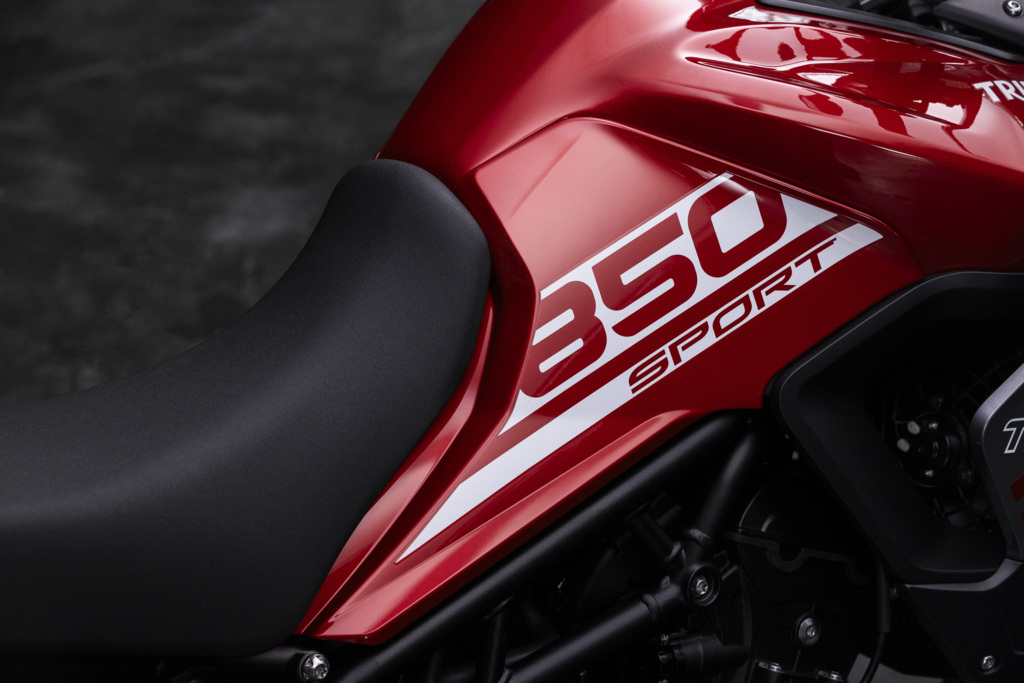 白底紅字的點綴,帶出一股80年代的復古感