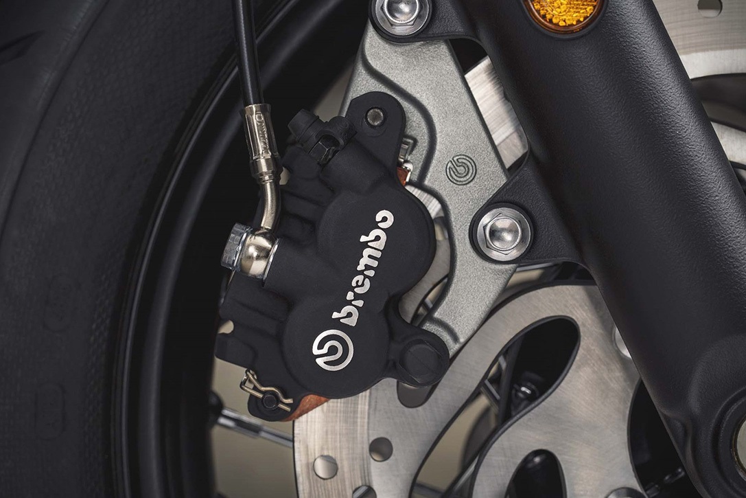 前制動系統由原本的單碟改為兩個310mm碟盤,配上Brembo單向雙活塞卡鉗