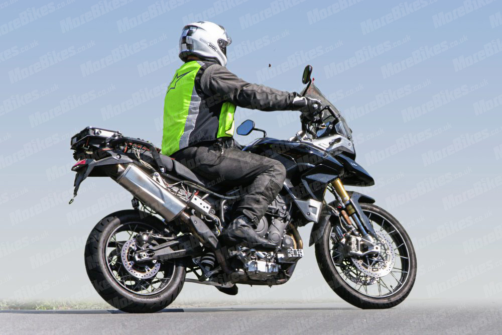 另外車身線條部分，也透過副車台等部位的改變，讓車身修得更為細長流線