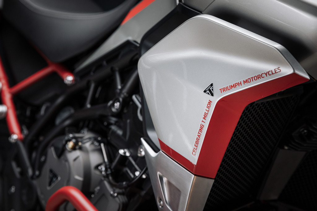 車身上有大量的紀念字樣