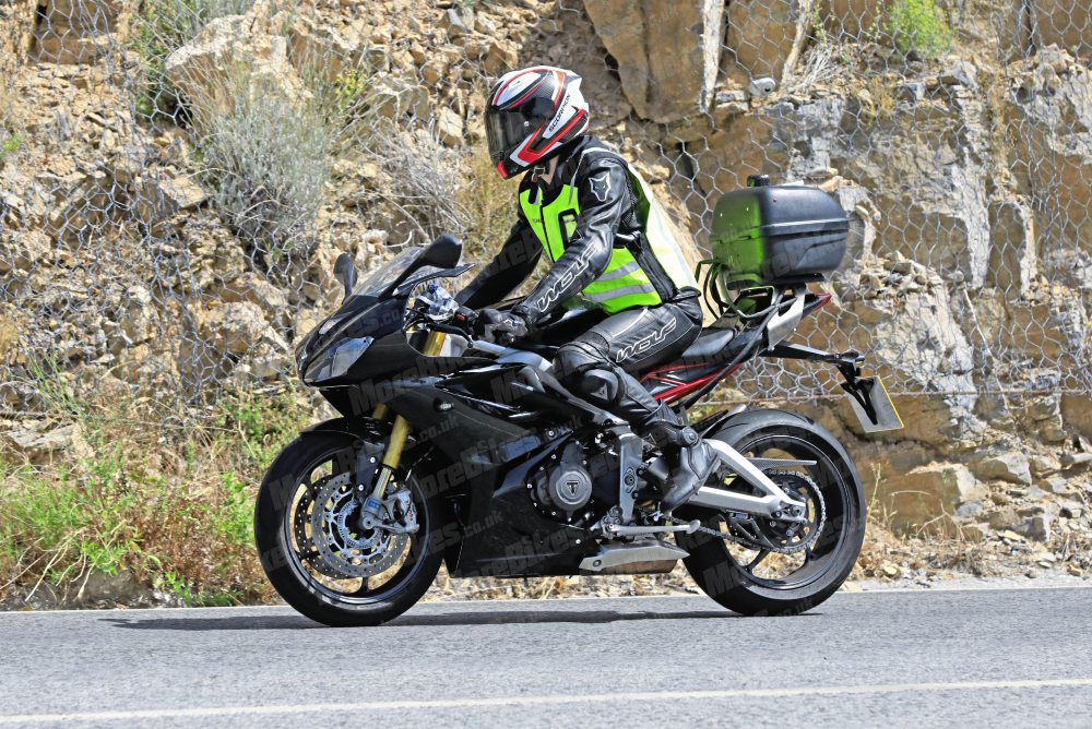 Triumph Daytona Moto2 765近日被外媒捕捉到以無偽裝姿態在道路進行測試中