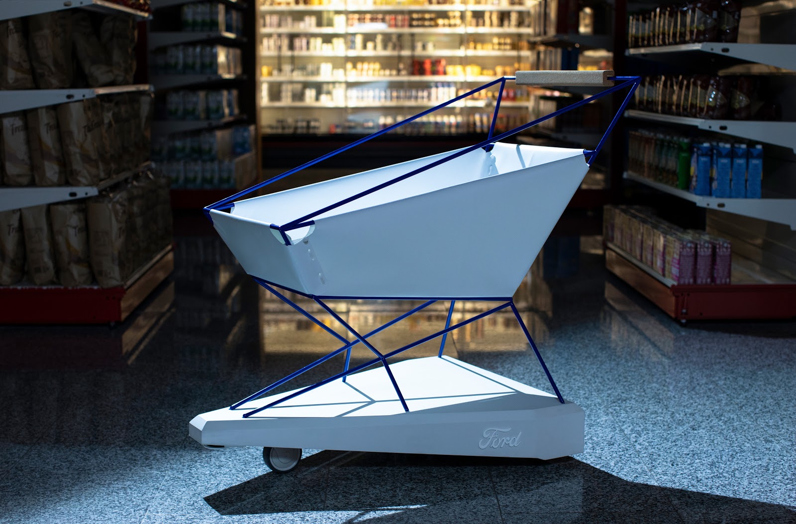 仔細看手推車前端車底，會看見小小的感應雷達