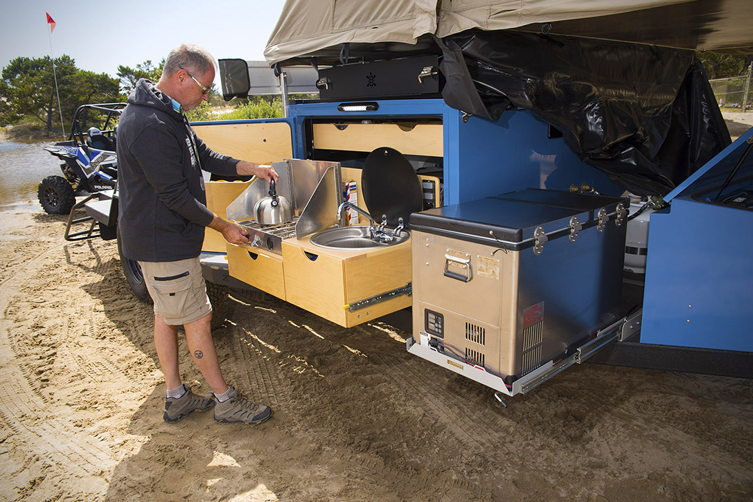 工作台具備瓦斯斯爐、水槽、冰箱、鍋具以及儲物櫃