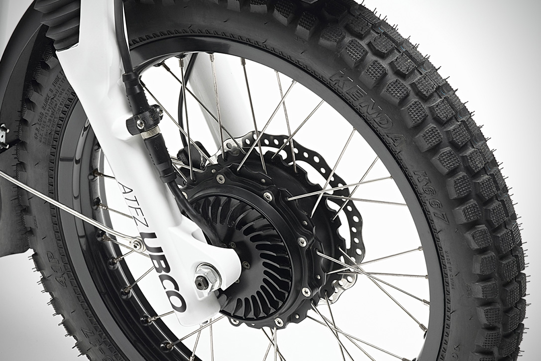 由於二輪驅動著重在扭力的表現,加上前輪牽引力在操控上會有所影響,因此極速僅有50km/h