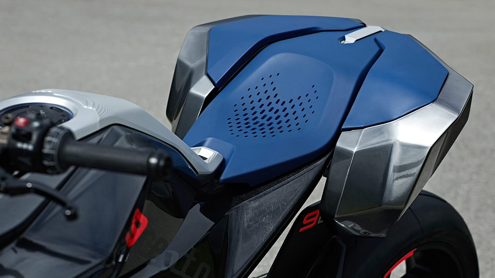 後側箱結合後座椅墊的獨特設計，搭配上電子式的快拆系統，讓騎士可以在雙人出遊與單人熱血之間，迅速地切換！