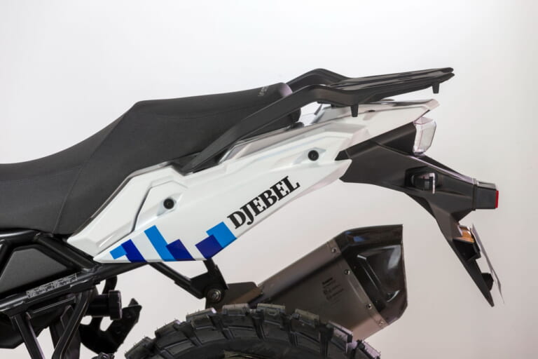 側蓋上有著經典的"Djebel"字樣點綴