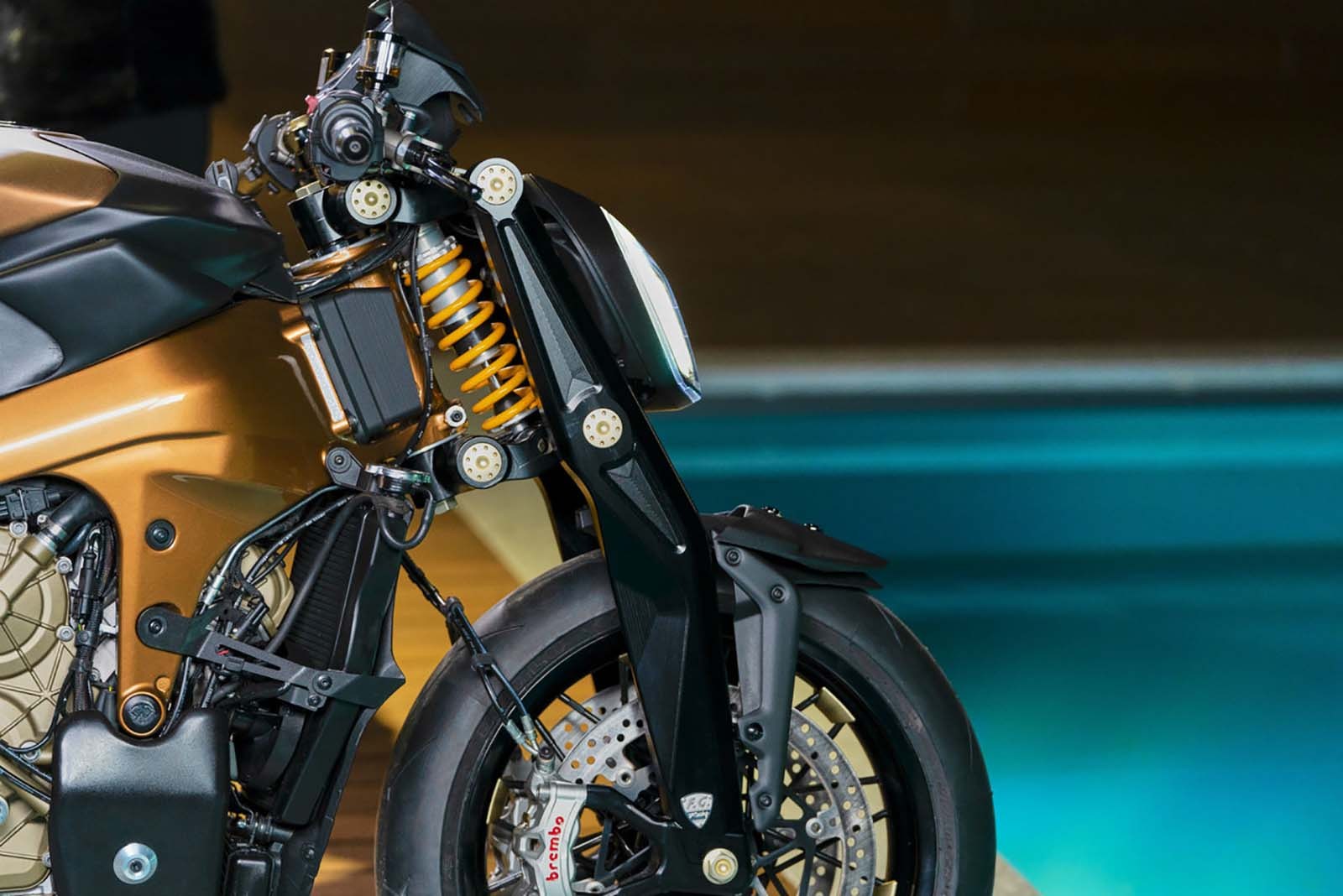 從仿賽轉入街車,最複雜的莫過於原本能隱藏在整流罩之下的結構部分,Officine GP Design在這台V4 Penta身上也煞費苦心做出了相當前衛的科技質感設計