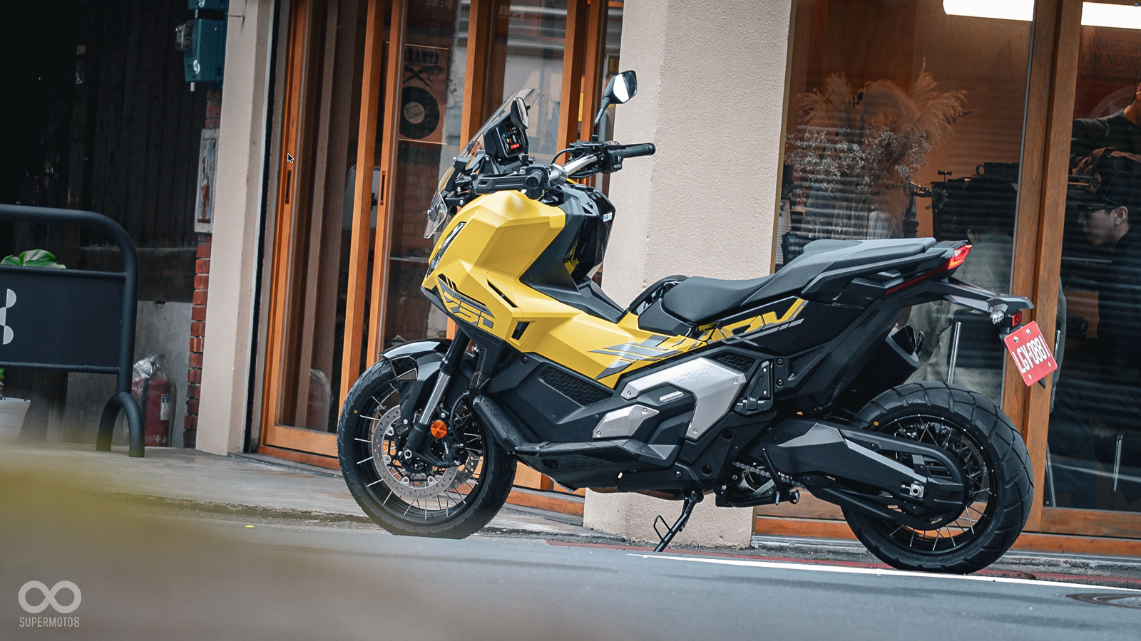 兩台車的中後段沒有太大變化,都各自維持自己的風格語彙