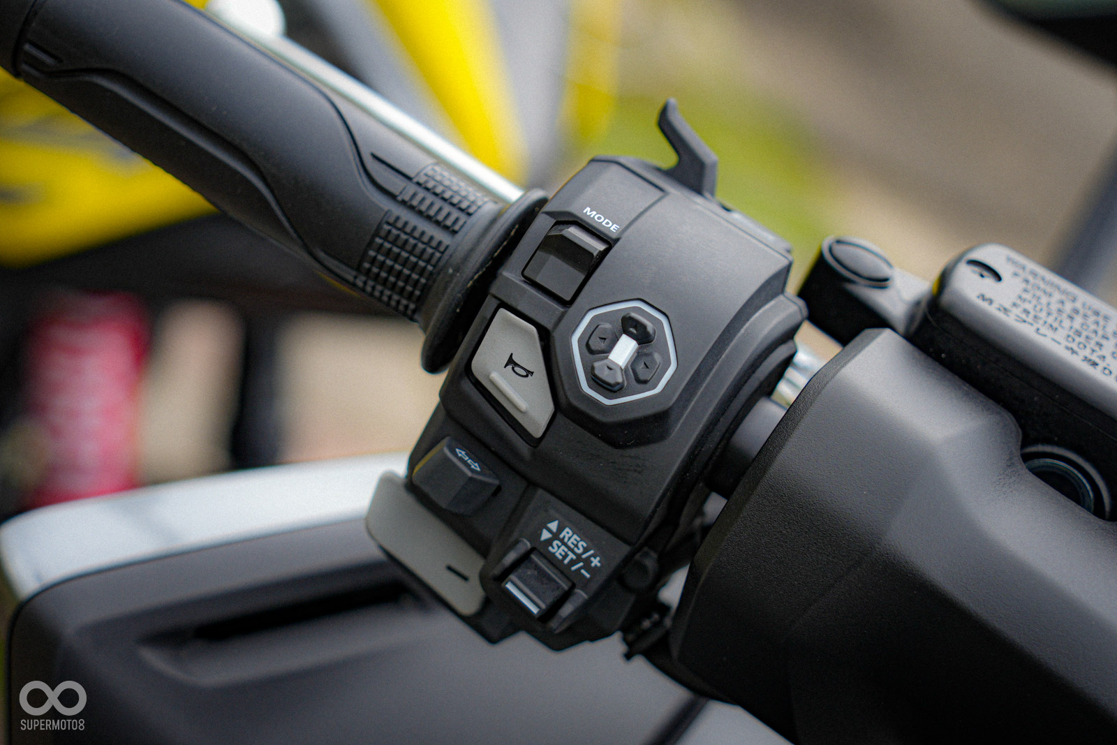 左手開關上有調整定速的撥桿,按鍵也換上新一代的設計