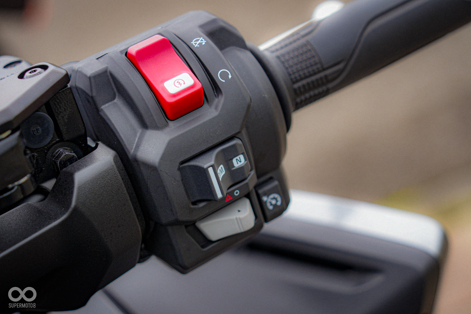 右手握把開關上有啟動按鈕