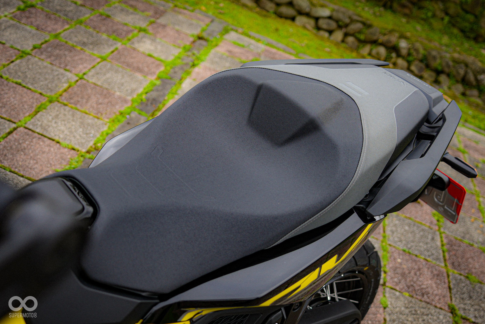 椅墊前端削得更窄,材質也更舒適