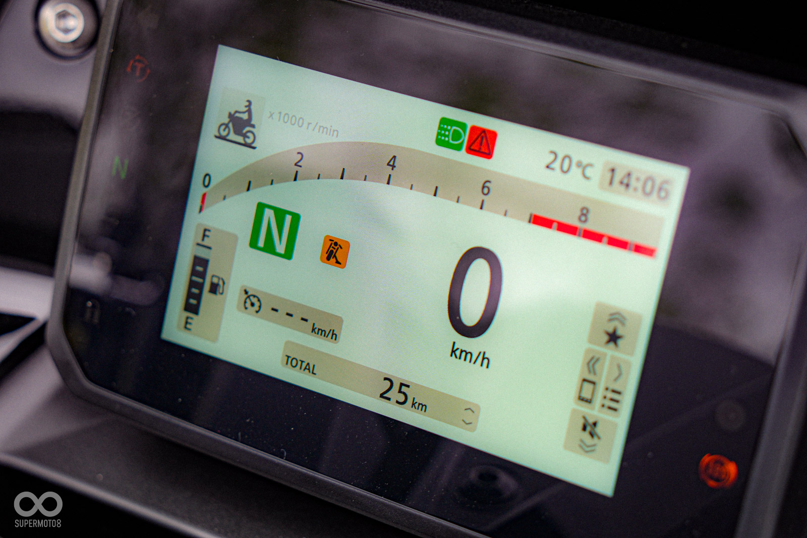 空擋下面能看到定速巡航啟動後的時速設定欄位